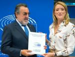 La presidenta del Parlamento, Roberta Metsola, y el presidente del Grupo Social ONCE, Miguel Carballeda, firmaron el acuerdo en un acto en Bruselas el 7 de septiembre de 2022.