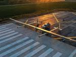 El dron mide 50 metros de envergadura y en sus alas tiene paneles solares.