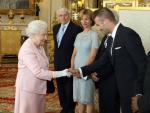 David Beckham saluda a la reina Isabel II.
