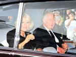 Los reyes Carlos y Camilla saliendo de Buckingham Palace este viernes.