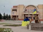 Banderas de Ucrania en la ciudad de Balakliya, recuperada por las tropas ucranianas.