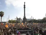 La manifestación de la Diada a su paso por el monumento a Colón de Barcelona.