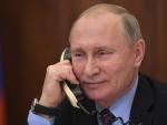 El presidente ruso, Vladimir Putin, conversa por tel&eacute;fono en una imagen de archivo.