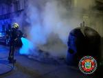 Un incendio en dos contenedores afecta a un tercero y a un coche esta madrugada en Santander