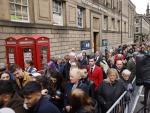 Miles de personas haciendo fila para la capilla ardiente de la reina Isabel II a en Edimburgo.