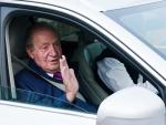 El Rey Emérito Juan Carlos I saluda desde un vehículo a su salida de la casa de Sanxenxo camino de Madrid, a 23 de mayo de 2022, en Sanxenxo, Pontevedra, Galicia (España).