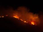 Imagen del incendio que permanece activo desde el jueves pasado en la zona de Los Gu&aacute;jares (Granada), el 13 de septiembre de 2022.