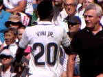 Momento en el que Vinicius y Aguirre intercambian palabras en el partido Real Madrid-Mallorca.