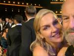 Rhea Seehorn y Bob Odenkirk en los Emmy 2022