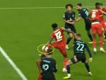 El Atl&eacute;tico de Madrid reclam&oacute; un penalti por una mano de Tapsoba en el &aacute;rea del Leverkusen.