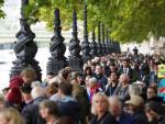 Miles de personas hacen fila en Londres para la capilla ardiente de Isabel II