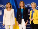 Von der Leyen junto a la presidenta del Parlamento Europeo, Roberta Metsola (centro) y la esposa del presidente de Ucrania, Olena Selenska.