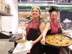 Dos vendedoras de un puesto de alimentaci&oacute;n del nuevo mercado municipal de Sant Andreu.