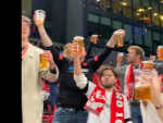 Los aficionados del Copenhague invitan a cervezas a los sevillista en Champions