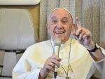 El papa Francisco, durante una rueda de prensa en el avión papal de regreso a Roma desde Kazajistán.
