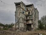 Un edificio residencial destruido por bombardeos en la ciudad de Izium, Ucrania.