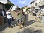 Tareas de limpieza tras las inundaciones repentinas causadas por una tormenta multicelular nocturna en Pianello di Ostra, en Italia.