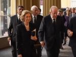 Do&ntilde;a Sof&iacute;a y don Juan Carlos, a su llegada al palacio de Buckingham para asistir a la recepci&oacute;n de Carlos III.
