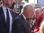 Carlos III saluda a un grupo de personas a punto de celebrarse el funeral del Isabel II.
