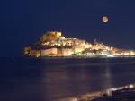 Imagen nocturna con Luna del castillo de Pe&ntilde;&iacute;scola.