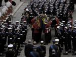 Varios soldados, protegidos por 98 marineros, trasladan el f&eacute;retro de Isabel II a la Abad&iacute;a de Westminster, donde se celebra el funeral de la reina.