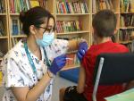 Una enfermera del CAP Poliny&agrave; de Barcelona administra este lunes la vacuna contra el virus del papiloma humano a un ni&ntilde;o de la Escola Roser Capdevila.
