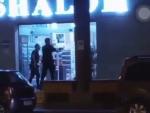 La Polic&iacute;a ha detenido a un hombre de 45 a&ntilde;os que portaba un hacha de grandes dimensiones y al que tuvo que disparar en un pie tras, supuestamente, abusar de una menor de 17 a&ntilde;os en Elda (Alicante).