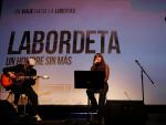 El grupo Amaral, durante su actuaci&oacute;n en la presentaci&oacute;n del documental 'Labordeta, un hombre sin m&aacute;s' en el teatro Bellas Artes de Madrid.