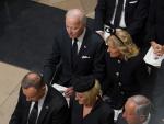El presidente de los Estados Unidos, Joe Biden, acompa&ntilde;ado por la primera dama, Jill Biden, sentados antes del funeral de estado de la reina Isabel II, celebrado en la Abad&iacute;a de Westminster.