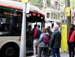 Viajeros esperando a subir a un autob&uacute;s de Transports Metropolitans de Barcelona (TMB).