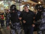 Polic&iacute;as rusos detienen a un participante de una protesta en el centro de Mosc&uacute;.