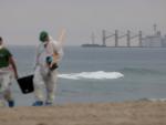 Trabajadores municipales trasladan restos del vertido del OS35 en la playa de Santa B&aacute;rbara, en La L&iacute;nea (C&aacute;diz).