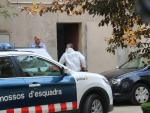 Agentes de la polic&iacute;a cient&iacute;fica de Mossos entrando en el domicilio de Campdev&agrave;nol (Girona) donde apareci&oacute; muerta una chica de 21 a&ntilde;os