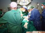 Archivo - Un paciente es operado en un quir&oacute;fano