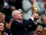 Rod Laver con el trofeo de Wimbledon