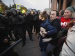 Detenciones de la polic&iacute;a rusa en la primera protesta en el pa&iacute;s tras el anuncio de Putin de la movilizaci&oacute;n parcial para la guerra en Ucrania.