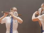 Dos flautistas con mascarilla.