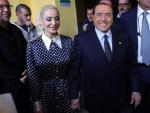 El ex primer ministro italiano, Silvio Berlusconi, junto a su pareja, Marta Fascina, votando en las elecciones generales italianas en Mil&aacute;n.