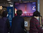 Varias personas ven las noticias en Se&uacute;l (Corea del Sur) sobre el lanzamiento de un misil bal&iacute;stico en Corea del Norte.