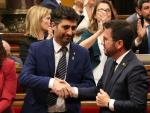 El president Aragon&egrave;s (derecha) y el vicepresident Jordi Puigner&oacute; (Junts) d&aacute;ndose la mano tras la aprobaci&oacute;n de la ley del catal&aacute;n en el Parlament.