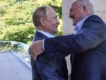 Los presidentes de Rusia, Vladimir Putin, y Bielorrusia, Alexander Lukashenko, durante su encuentro de este lunes en Sochi.