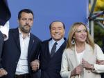 El secretario general de la Liga Norte, Matteo Salvini; el presidente de Forza Italia, Silvio Berlusconi; y la l&iacute;der de Fratelli d'Italia, Giorgia Meloni, en el cierre de la campa&ntilde;a de las elecciones generales italianas.