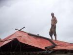 Un hombre asegura el techo de su casa ante la llegada del hurac&aacute;n Ian, en la provincia de Pinar del R&iacute;o, Cuba.