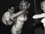A la izquirda, Ana de Armas en 'Blonde'. A la derecha, Marilyn Monroe.