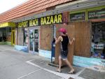 Un hombre protege su negocio en Gulfport Beach, Florida (EE UU), ante la llegada del hurac&aacute;n Ian.
