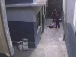 Imagen de la polic&iacute;a golpeando a la mexicana Abigail Hay momentos antes de que muriera en la comisar&iacute;a.