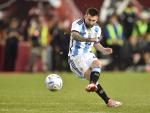 Leo Messi marca con Argentina de falta