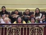 Representantes del colectivo de empleadas de hogar, este jueves en el Congreso.