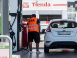 Un pasajero reposta en una gasolinera a la altura de Rivas, durante la primera operaci&oacute;n salida del verano de 2022, a 1 de julio de 2022, en Madrid (Espa&ntilde;a).
