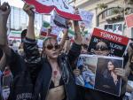 Iran&iacute;es protestan tras la muerte de la iran&iacute; Mahsa Amini, frente al consulado de Ir&aacute;n en Estambul, Turqu&iacute;a, el 29 de septiembre de 2022.